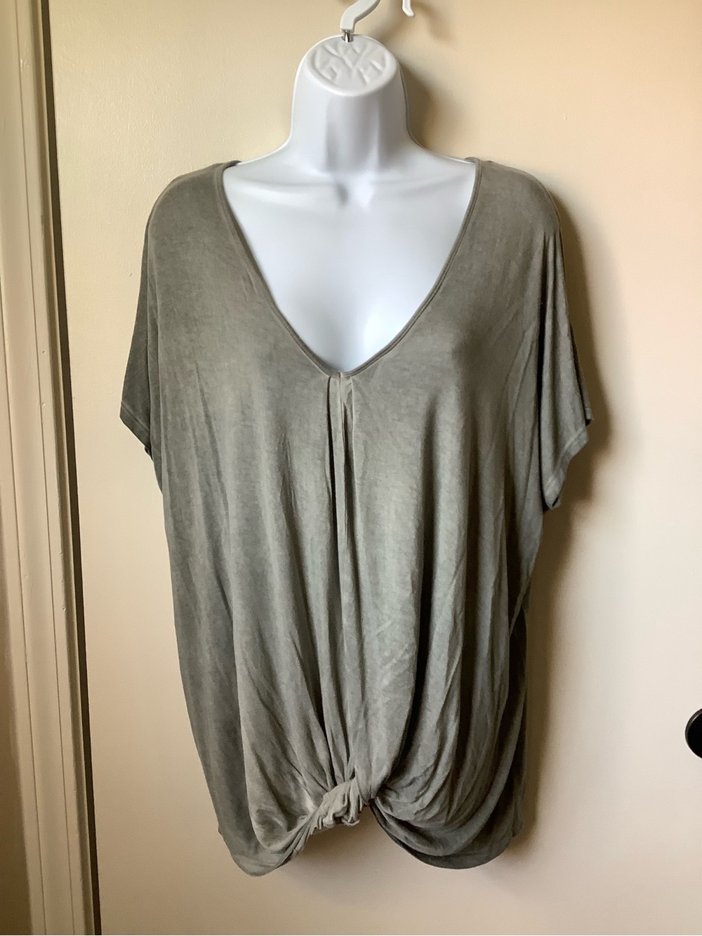 Relaxed Oversized V-Neck Knot Front Women’s Top Sz.M